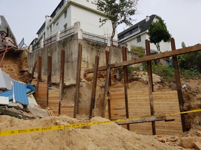 ▲ 지난 8일 여주시 현암동 한 오피스텔 신축 공사장 옹벽이 무너지면서 인근 빌라 2개 동(32세대 규모)까지 추가 붕괴가 우려돼 주민 54명이 사흘째 대피생활을 하고 있다. 사진은 붕괴우려가 있는 빌라.  류진동기자