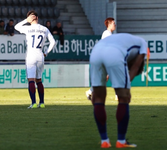 ▲ 10일 오후(현지시간) 스위스 빌비엔 티쏘 아레나에서 축구 국가대표팀 평가전 대한민국 대 모로코의 경기. 1대3으로 패한 대한민국 선수들이 아쉬워하고 있다.연합뉴스