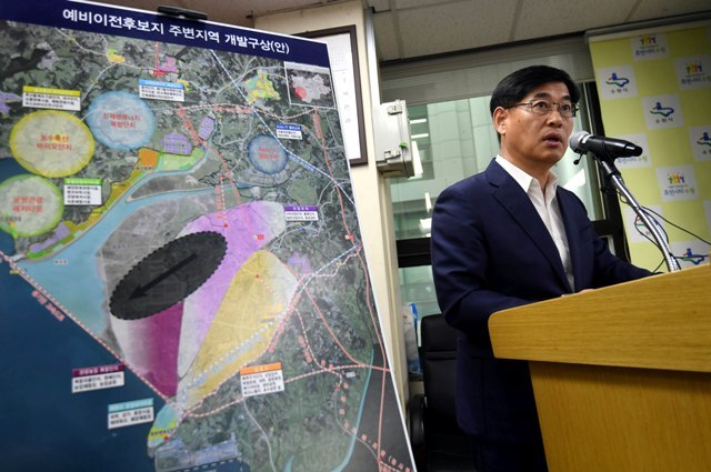 ▲ 11일 수원시청 브리핑룸에서 이의택 수원시 군공항이전추진단장이 수원ㆍ화성 군 공항 이전 사업 관련 소음 영향도 및 예비이전후보지 주변지역 발전방안에 대해 설명하고 있다.전형민기자