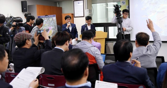 ▲ 11일 수원시청 브리핑룸에서 이의택 수원시 군공항이전추진단장 등 관계자들이 수원ㆍ화성 군 공항 이전 사업 관련 소음 영향도 및 예비이전후보지 주변지역 발전방안에 대해 설명하고 있다.전형민기자