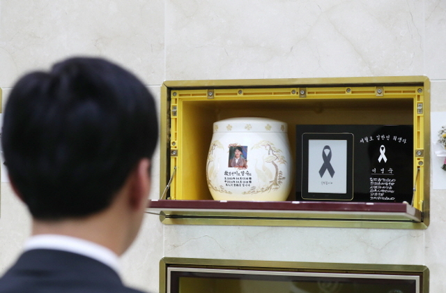 ▲ 15일 오후 인천시 부평구 인천가족공원내 세월호일반인희생자추모관에서 세월호 희생자 이영숙씨의 유해가 봉안되고 있다. 이 씨의 유해는 녹슨 세월호 선체 안에서 3년 만에 수습됐다.장용준기자