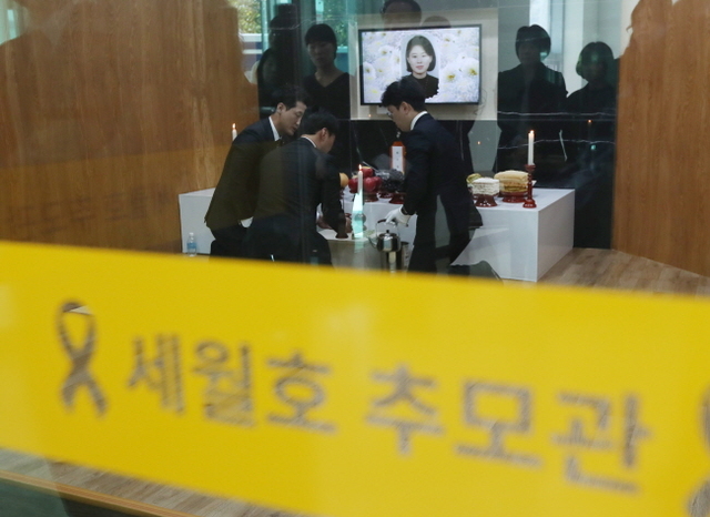 ▲ 15일 오후 인천시 부평구 인천가족공원내 세월호일반인희생자추모관에서 세월호 희생자 이영숙씨의 유해가 봉안되고 있다. 이 씨의 유해는 녹슨 세월호 선체 안에서 3년 만에 수습됐다.장용준기자