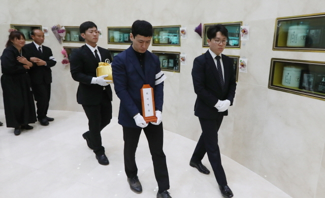 ▲ 15일 오후 인천시 부평구 인천가족공원내 세월호일반인희생자추모관에서 세월호 희생자 이영숙씨의 유해가 봉안되고 있다. 이 씨의 유해는 녹슨 세월호 선체 안에서 3년 만에 수습됐다.장용준기자