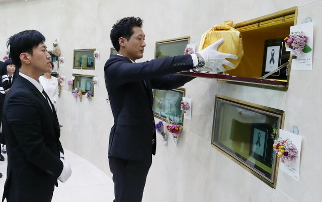 ▲ 15일 오후 인천시 부평구 인천가족공원내 세월호일반인희생자추모관에서 세월호 희생자 이영숙씨의 유해가 봉안되고 있다. 이 씨의 유해는 녹슨 세월호 선체 안에서 3년 만에 수습됐다.장용준기자