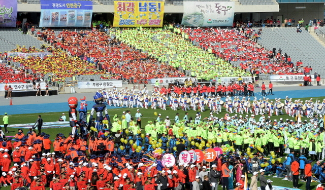 ▲ 14일 오전 '제53회 인천 시민의날 기념 시민대화합 한마당' 행사가 열린 인천시 서구 인천아시아드주경기장에서 저마다 개성있게 차려입은 10개 군구 선수단이 입장하고 있다. 장용준기자