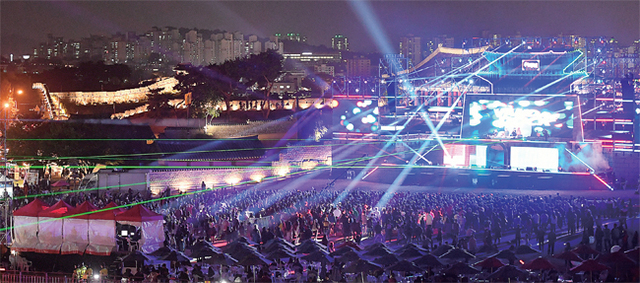 ‘수원화성 불빛축제 2017, The Lighting Wall’이 열린 수원화성(華城) 연무대에서 고즈넉한 화성과 화려한 레이저 조명 등이 어우러진 EDM 공연이 펼쳐지고 있다. 지난 13일부터 이틀간 진행된 이번 축제에는 수만 명의 관객이 찾아 수원화성의 역사와 젊음의 문화를 함께 즐겼다. 오승현·조태형기자