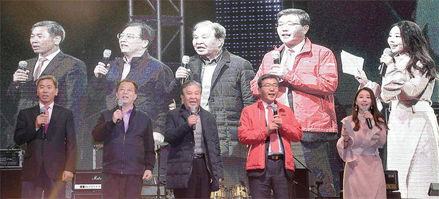원경희 여주시장, 신항철 경기일보 대표이사 사장, 홍승표 경기관광공사 사장 등 내빈들이 불꽃놀이 카운트 다운을 하고 있다.