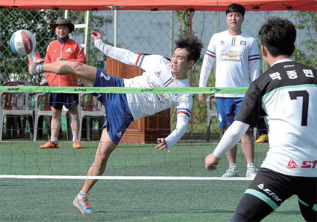 15일 오전 제5회 김포시장배 생활체육 족구대회가 열린 김포시 솔터체육공원 축구장에서 한 참가 선수가 강 스매싱을 하고 있다. 장용준기자