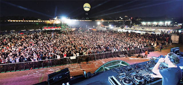 ▲ 수원화성(華城)의 유네스코 세계문화유산 등재 20주년 기념으로 개최된 EDM 페스티벌이 수원을 뜨겁게 달궜다. ‘수원화성 불빛축제 2017, The Lighting Wall’이 열린 14일 수원화성 연무대에서 DJ 토마스 뉴슨의 EDM 공연에 관객들이 열광하고 있다. EDM 공연과 사일런트 디스코, 횃불행렬 퍼포먼스 등 다채로운 프로그램이 마련된 이번 축제는 수원시와 수원문화재단, 경기일보, 경기발전연구원이 공동주최했다.  오승현기자