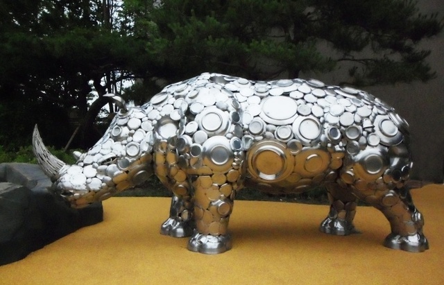 ▲ 신기방기우리동네미술관_이송준_Dream of them-rhino2_스테인리스 그릇_300x150x130cm(h)_2013