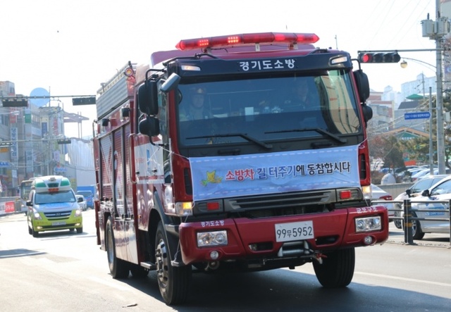 ▲ 군포소방서 소방차 길터주기