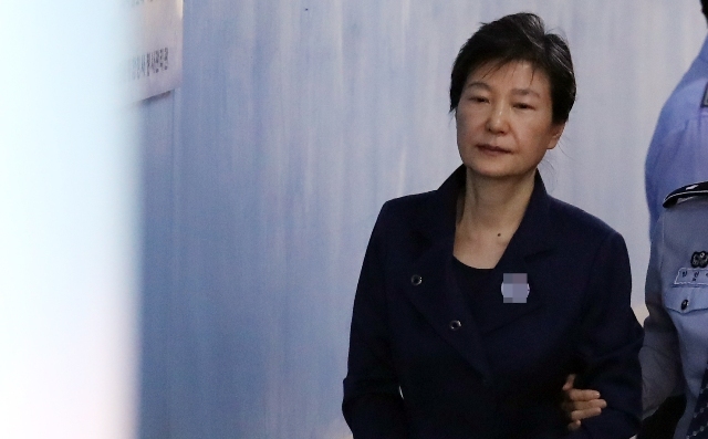 ▲ 박근혜 전 대통령이 구속 연장 후 첫 공판에 출석하기 위해 16일 오전 서울중앙지법에 들어서고 있다.  /연합