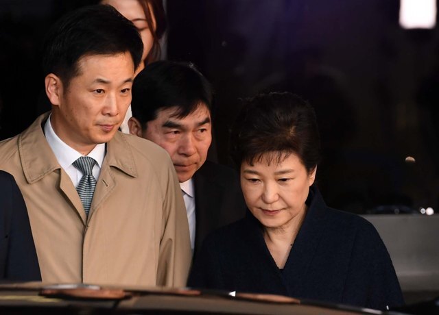 ▲ 박근혜 전 대통령의 유영하 변호사 등 변호인단 7명이 16일 법원의 추가 구속영장 발부에 대한 항의성 표시로 전원 사임계를 재판부에 제출했다. 사진은 지난 3월 22일 박근혜 전 대통령과 유영하 변호사(왼쪽)가 서울 서초동 서울중앙지검에서 조사를 받은 뒤 함께 검찰청사를 나서는 모습.  /연합