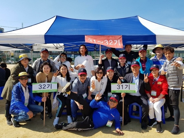 ▲ 이천ㆍ여주ㆍ양평카네기 총동문회의 10주년 기념 체육대회가 열려 참가자들이 기념촬영을 하고 있다.
