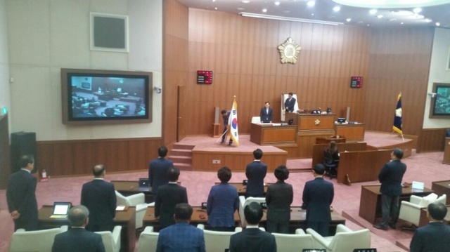 ▲ 뒤늦게 태극기를 단상에 내놓고 있다.