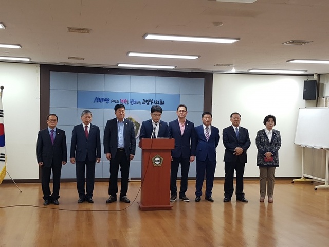 ▲ 고양시의회 한국당 의원들, “최성 시장, MB정권 사찰 문건 빌미로 허위사실 의혹 감추지 말라” 규탄성명