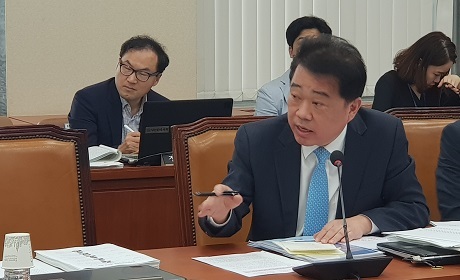 ▲ 김성수 더불어민주당 의원은 원자력안전위원회가 제출한 자료를 분석한 결과 2015년 이후 3년 동안 한국수력원자력이 요청한 지적사항 조치 연장 요구 119건을 단한건의 반려없이 100% 승인해줬다고 밝혔다. 사진/백상일 기자