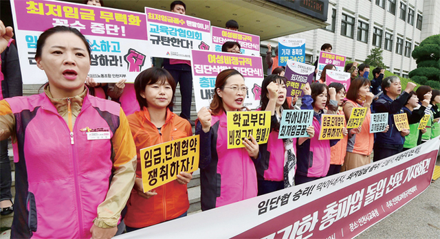 ▲ 경기ㆍ인천지역 등 전국학교비정규직연대가 오는 25일부터 무기한 총파업에 돌입할 것으로 예고, 일선 학교마다 급식대란이 우려되고 있다. 16일 오전 인천학교비정규직연대 회원들이 인천시교육청 현관 앞에서 총파업 예고 기자회견을 하고 있다. 장용준기자