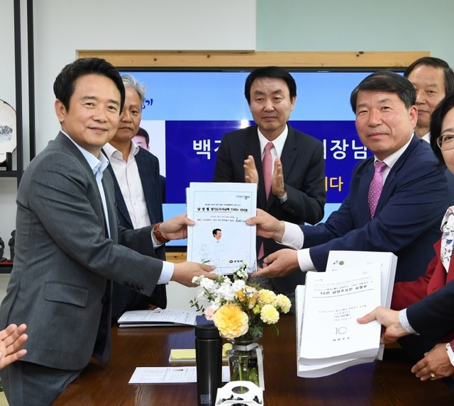 ▲ 1018 테크노벨리 서명부 전달식