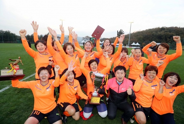 ▲ (사진)1-4줌마렐라축구페스티벌(2016년우승 죽전1동팀과 정찬민시장)