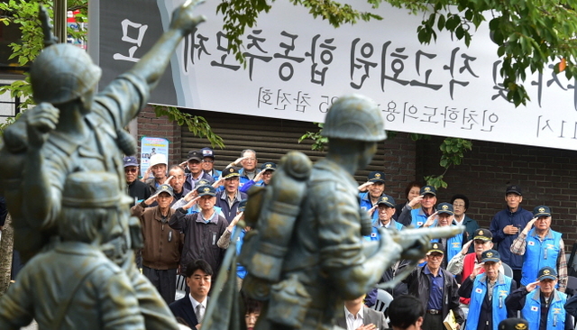 ▲ 18일 오전 인천학도의용대 6.25전쟁 전사자 추모식 행사가 열린 인천시 중구 자유공원내 기념탑 앞에서 참석자들이 거수경례를 하고 있다.장용준기자