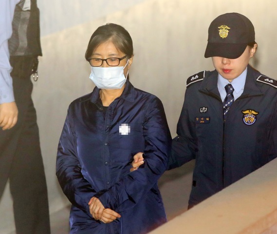 ▲ ''비선 실세'' 최순실 씨가 19일 오전 서울 서초구 서울중앙지법에서 열리는 속행공판에 출석하기 위해 호송차에서 내려 법정으로 향하고 있다.  /연합