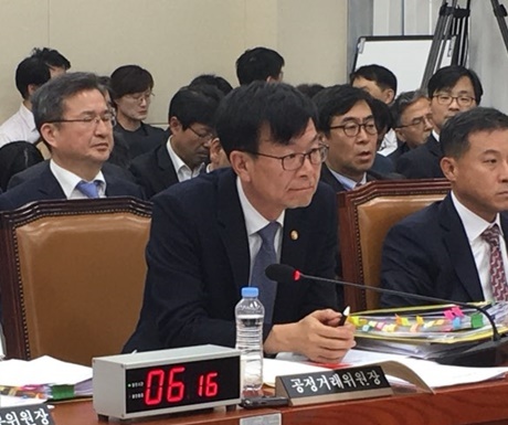 ▲ 김상조 공정거래위원장이 19일 국회에서 열린 정무위원회 공정위 국정감사에서 증인으로 자리했다. 사진/정금민 기자