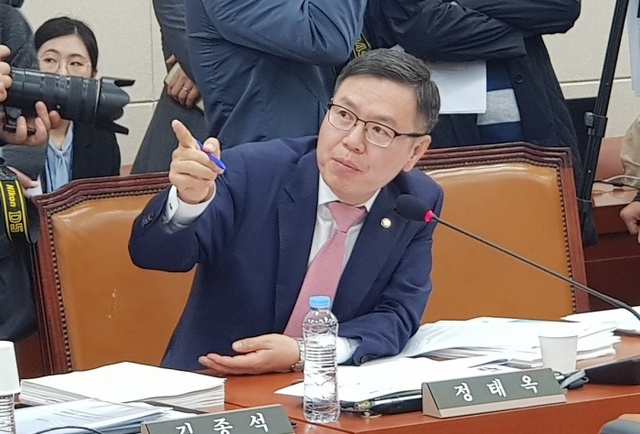 ▲ 자유한국당 정태옥 의원이 공정거래위원회 국정감사에서 네이버가 시장지배적 지위를 남용해 중소상인들이 곤란을 겪고 있다고 지적했다. 사진/백상일 기자