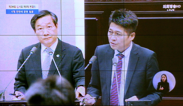 ▲ 19일 오전 인천시의회 제244회 임시회 제3차 본회의가 열린 인천시의회 본회의장에서 김정헌 시의원이 유정복인천시장에게 제3연륙교 건설에 관한 질의를 하고 있다. 장용준기자