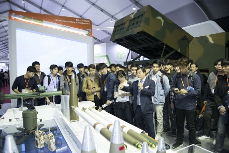 ▲ ㈜한화(대표이사 이태종)는 ‘Seoul ADEX 2017’에 취업을 앞두고 있는 대학생 50 여명을 초청해 국내외 방산제품 및 사업 현황에 대해 소개하는‘방산전시회 초청행사’를 진행했다. 사진/한화 제공