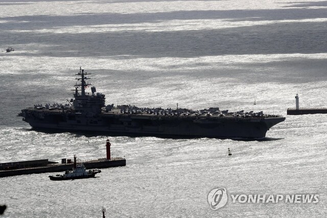▲ 21일 한미 연합훈련에 참가한 미국 핵추진 항공모함 로널드 레이건호(CVN 76·10만4천200t급)가 부산항에 입항하고 있다. 길이 333ｍ, 폭 77ｍ에 높이 63ｍ 규모인 레이건호는 축구장 3개 크기의 비행갑판에 첨단 전투기 70여 대를 탑재해 '바다 위의 군사기지'로 불린다. /연합