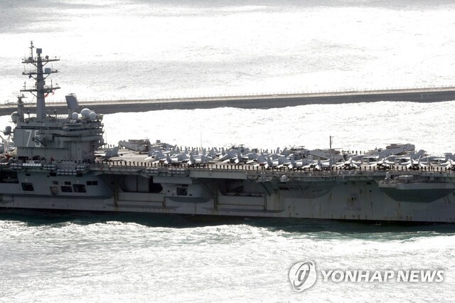 ▲ 21일 한미 연합훈련에 참가한 미국 핵추진 항공모함 로널드 레이건호(CVN 76·10만4천200t급)가 부산항에 입항하고 있다. 축구장 3개 크기의 비행갑판에 이라크전에서 활약했던 슈퍼호넷(F/A-18), 해상작전헬기, 적의 레이더를 교란시키는 전자전기(EA-18G), 공중조기 경보기 호크아이(E-2C) 등이 보인다. 길이 333ｍ, 폭 77ｍ에 높이 63ｍ 규모인 레이건호에는 첨단 전투기 70여 대를 탑재해 '바다 위의 군사기지'로 불린다. /연합