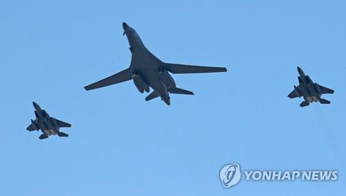 ▲ 미국의 전략무기인 B-1B '랜서' 폭격기가 21일 오후 서울 국제 항공우주 및 방위산업 전시회(ADEX)가 열리는 경기도 성남시 서울공항 상공을 공군 F-15K의 엄호를 받아 비행하고 있다. /연합