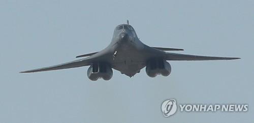 ▲ 미국의 전략무기인 B-1B '랜서' 폭격기가 21일 오후 서울 국제 항공우주 및 방위산업 전시회(ADEX)가 열리는 경기도 성남시 서울공항 상공을 비행하고 있다. 백조 모습을 연상시켜 '죽음의 백조'라는 별명을 가진 랜서 폭격기는 마하 1.2로 비행할 수 있으며 기체 내부에는 34t, 날개를 포함한 외부는 27t까지 적재할 수 있다. /연합