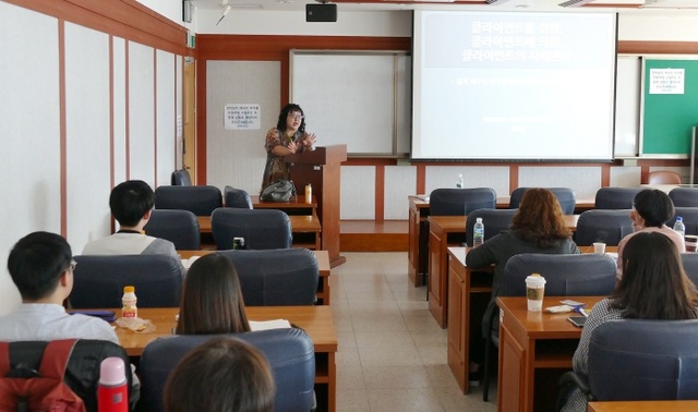 ▲ 사진1_강의하는 강남대 사회복지전문대학원 사회복지학과 이효선 교수