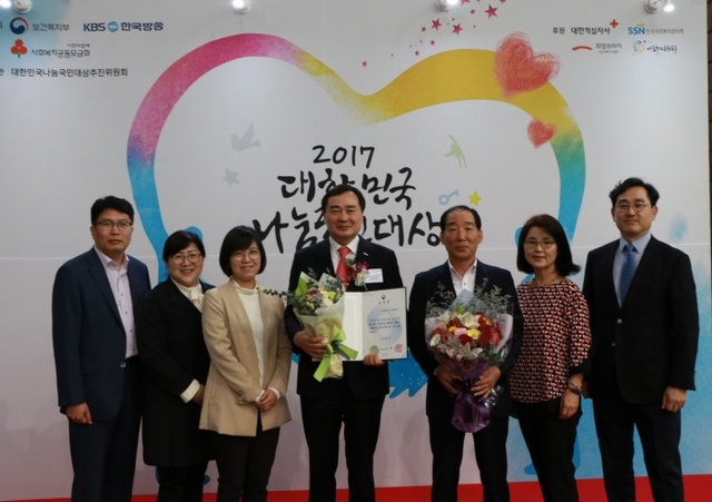 ▲ 분당발전본부 김학빈 본부장(가운데)와 직원들이 수상 후 기념사진을 찍고 있다.