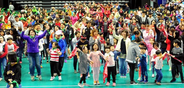 ▲ 내와국인 문화소통과 다문화 국가간 화합을 위한 ‘2017 경기 다(多) 어울림 체육축제’가 열린 21일 수원 칠보체육관에서 다문화 가족들이 자전거 릴레이, 장애물 경기 등을 하며 즐거운 시간을 보내고 있다.전형민기자