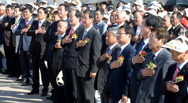 ▲ 개막식에서 조동암 인천시정무경제부시장과 이상복 강화군수, 윤재상 강화군의회 의장, 안영수 인천시의원, 황우덕 강화고려인삼축제위원장과 오동근 본보 인천본사 사장을 비롯한 내외빈들이 국민의례를 하고 있다.장용준기자