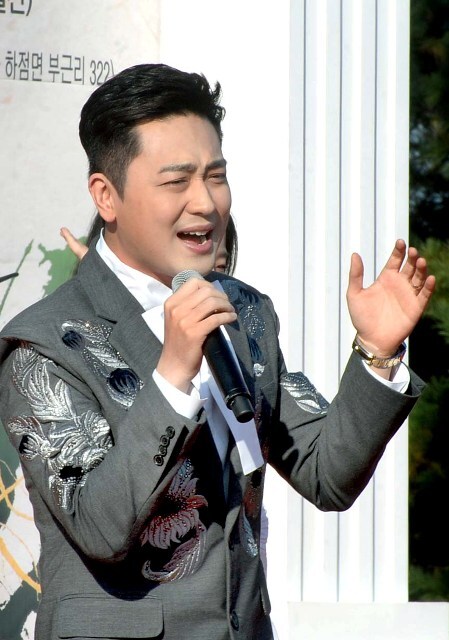 ▲ 개막식에서 초청가수 박현빈이 트롯트 메들리를 열창하고 있다. 장용준기자