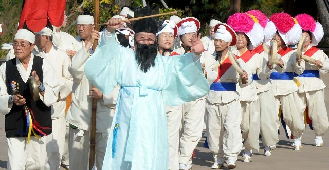 ▲ 강화 열두가락 풍물패들이 개막 길놀이 공연을 펼치고 있다.장용준기자