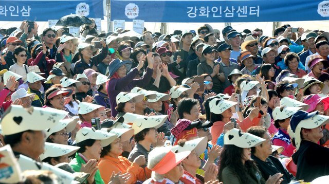 ▲ 제5회 강화인삼축제 개막식장을 가득 메운 관광객들과 시민들이 즐거운 모습으로 개막 축하공연을 즐기고 있다. 장용준기자