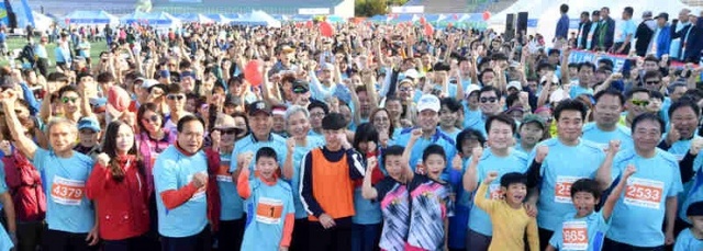 ▲ '제14회 오산독산성 전국하프마라톤대회'가 열린 22일 오산시 종합운동장에서 곽상욱 오산시장, 손정환 오산시의회 의장, 신항철 경기일보 대표이사 사장, 안민석 국회의원 등 내빈과 참가자들이 출발전 파이팅을 외치고 있다. 이번 대회는 오산시와 경기일보 주최, 오산시 체육회 주관으로 진행됐다.  김시범기자