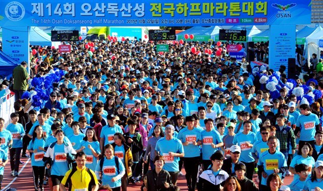 ▲ 22일 오산시 종합운동장 일원에서 열린 ‘제14회 오산독산성 전국하프마라톤대회’에 참가한 마라토너들이 오산종합운동장을 힘차게 출발하고 있다.전형민기자
