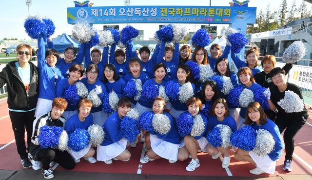 ▲ '제14회 오산독산성 전국하프마라톤대회'가 열린 22일 오산시 종합운동장에서 오산시 체조협회 동호인들이 파이팅을 외치고 있다. 이번 대회는 오산시와 경기일보 주최, 오산시 체육회 주관으로 진행됐다. 김시범기자