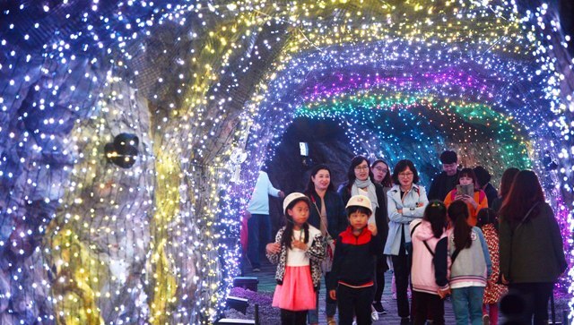 ▲ 빛의 향연 ‘2017 광명동굴 등불축제’가 20일부터 사흘간 국내 최고 동물테마파크인 광명시 가학동 광명동굴에서 성황리에 열렸다. 행사 둘째 날인 21일 관람객들이 동굴 곳곳을 둘러보며 즐거운 한 때를 보내고 있다. 다양한 공연과 등불이 함께한 이번 축제는 광명시와 경기관광공사가 주최하고 광명문화재단과 경기일보가 주관했다. 오승현기자
