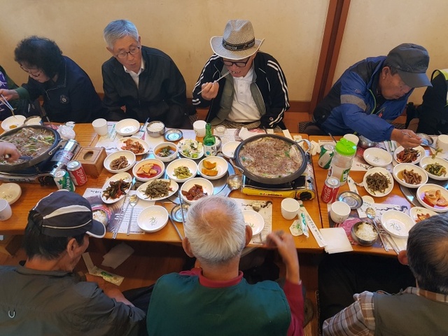 ▲ 양평군내 뜻있는 음식점들이 형편이 어려운 어르신들에게 무료로 식사를 대접하는 행복밥상 행사를 열었다.