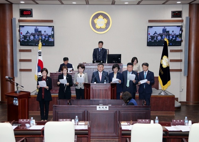 ▲ 23일 오전 광명시의회 의원들이(좌측부터 이윤정, 조화영, 이길숙, 이영호, 고순희, 김기춘, 안성환)이 ‘문재인 대통령 광명동굴 방문 요청 결의문’을 낭독하고 있다. 광명시의회 제공