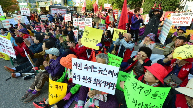 ▲ 23일 오전 인천뉴스테이 재개발 반대연합 회원들이 인천시청 정문 앞에서 인천시의 뉴스테이 개발을 반대하는 집회를 하고 있다.장용준기자