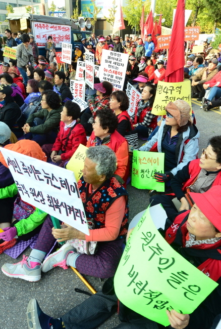 ▲ 23일 오전 인천뉴스테이 재개발 반대연합 회원들이 인천시청 정문 앞에서 인천시의 뉴스테이 개발을 반대하는 집회를 하고 있다.장용준기자