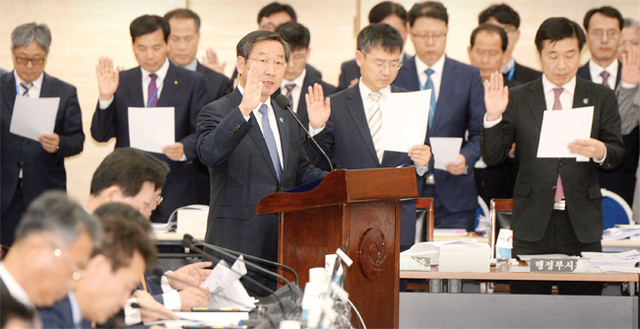 ▲ 선서하는 유시장 23일 오전 인천시 남동구 인천시청에서 열린 국회 국토교통위원회 인천시청 국정감사에서 유정복 인천시장을 비롯한 시 간부들이 선서를 하고 있다. 장용준기자